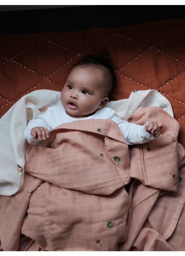 get-your-favorite-mulltuch-pucktuch-aus-bio-baumwolle-swaddle-erdbeere-on-sale_1.jpg